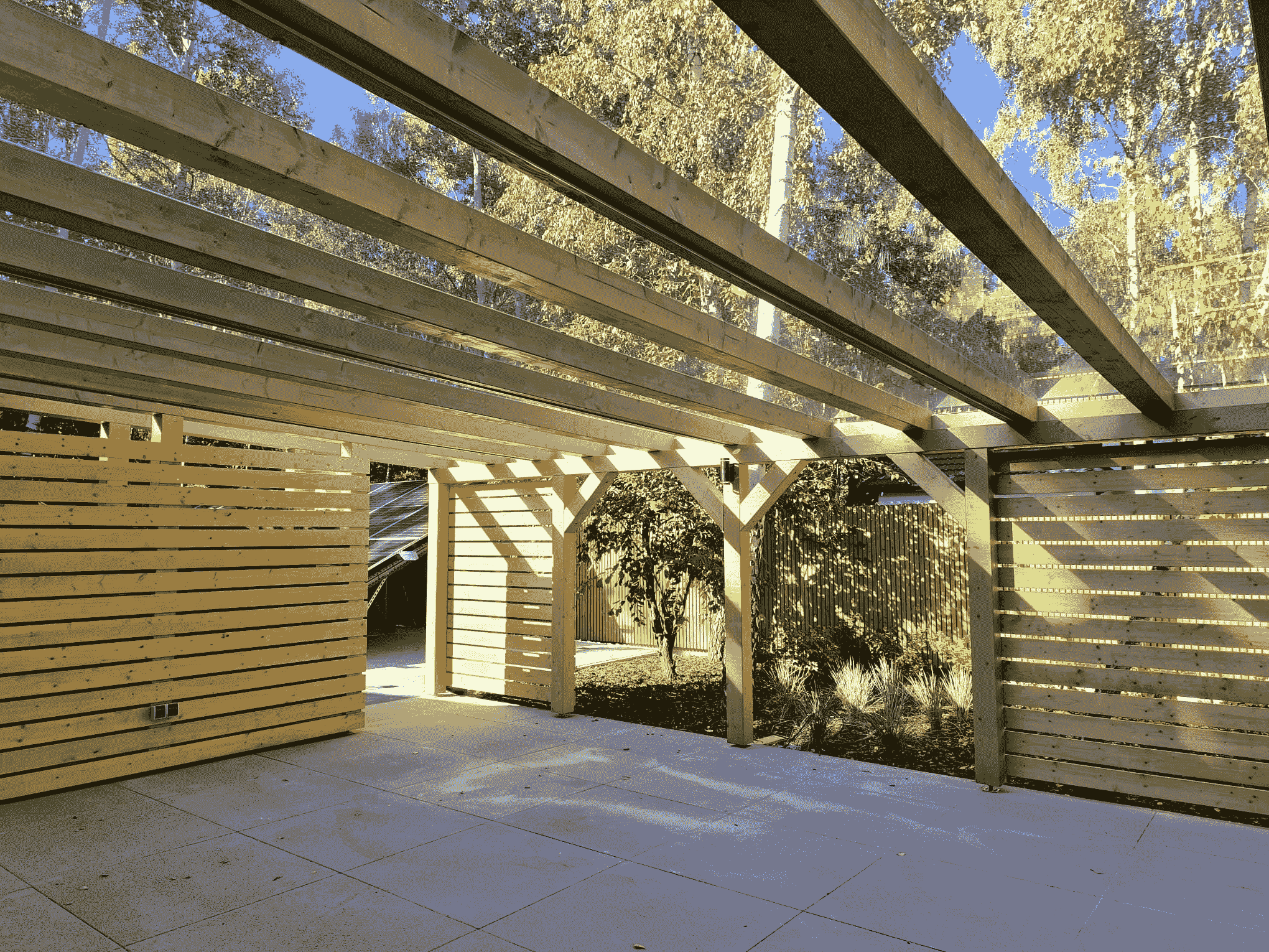 Nowoczesna pergola tarasowa z przezroczystym dachem