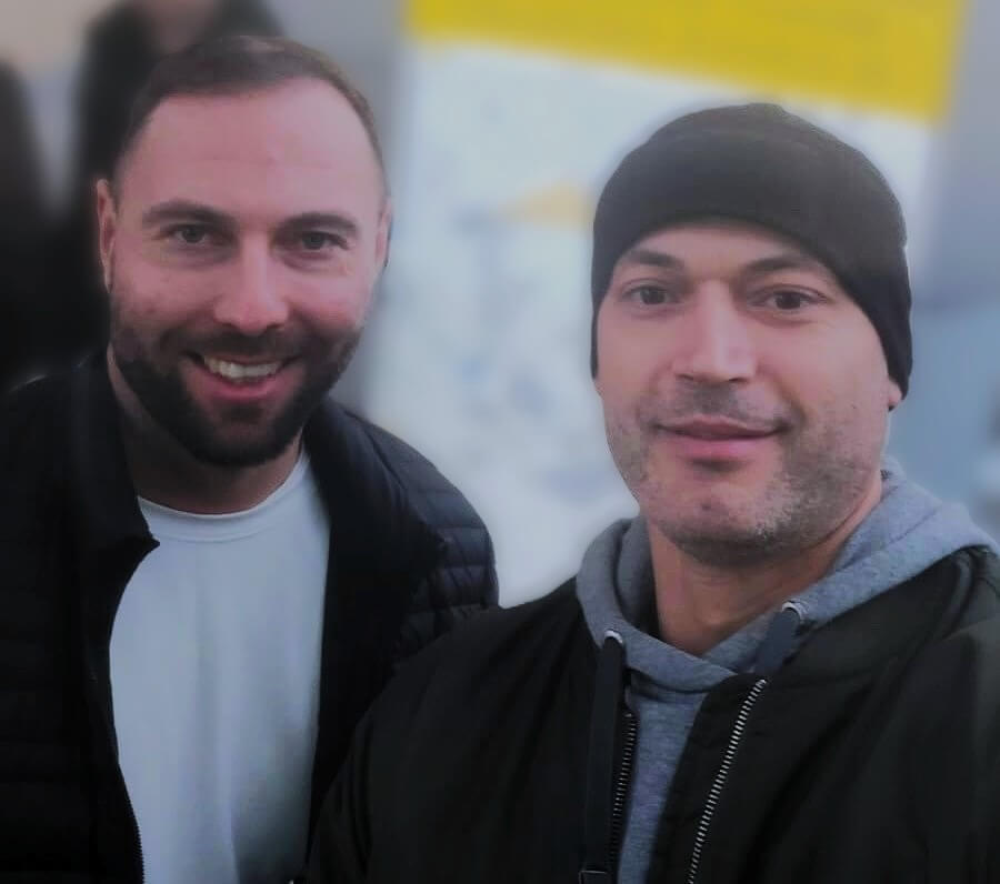 Zespół ProjektC24 podczas pracy nad konstrukcją drewnianą